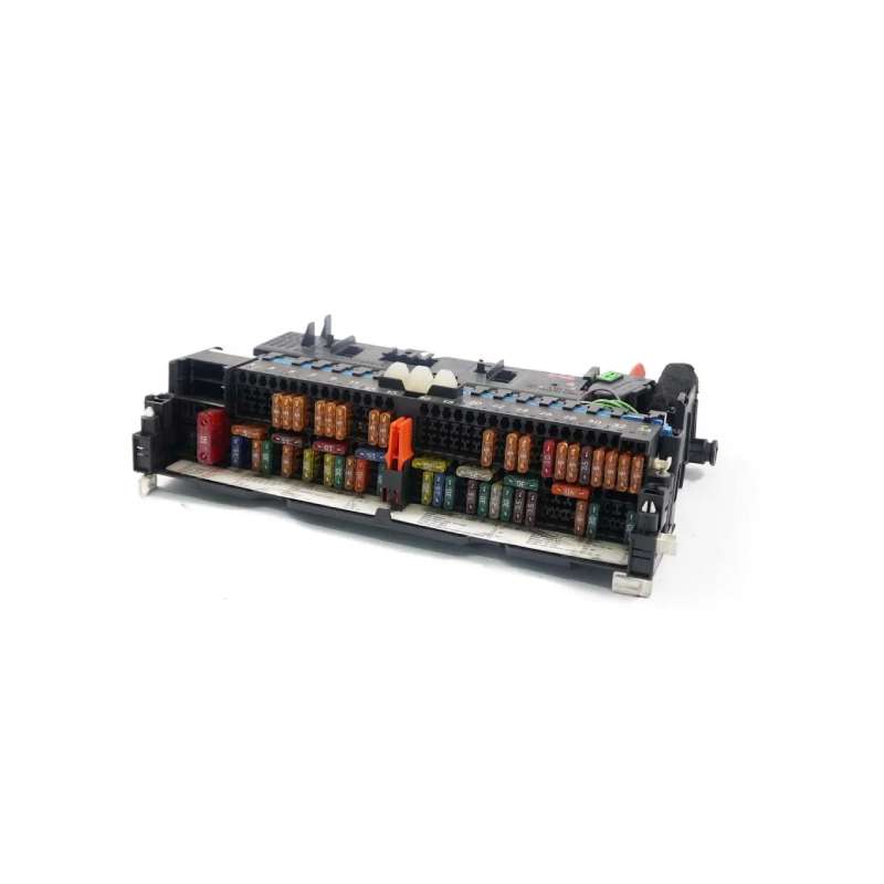 جعبه فیوز داخل موتور بی ام و X3 اتاق E83